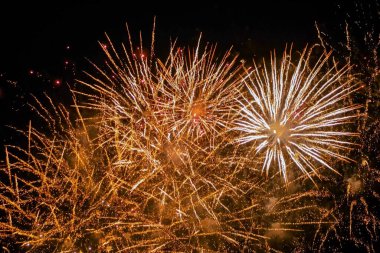 Noel konsepti - Geceleri karanlık gökyüzünde renkli havai fişekler