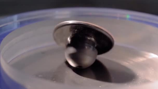 Slow motion: metall gyroskop spinning topp - närbild — Stockvideo