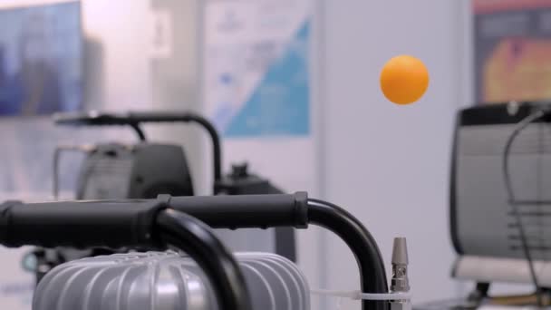 Bilanciamento della palla da ping pong sospesa nel flusso d'aria al museo della scienza - close up — Video Stock