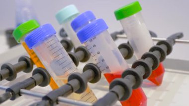 Plastik şişelerde biyolojik örnekleri karıştırmak, karıştırmak, karıştırmak ve karıştırmak için yörüngesel titreştirici