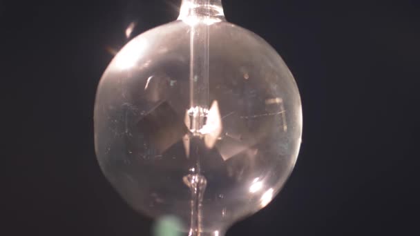 Crookes radiometer, lichtmolen voor het meten van de intensiteit van stralingsenergie — Stockvideo