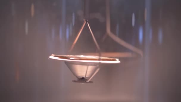 Slow motion: hanging metal gyroscope spinning top pendulum - close up — Stock Video