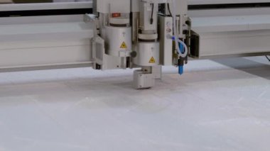 İş sırasında kutu kesme ve buruşturma çizicisi - iş sırasında cnc düz yatak kesicisi