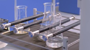 Cam şişelerde biyolojik örnekleri karıştırmak, karıştırmak, karıştırmak ve harmanlamak için yörünge sallayıcısı