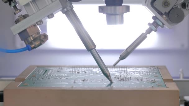 Proceso de componentes de soldadura selectiva a placa de circuito impreso: primer plano — Vídeos de Stock