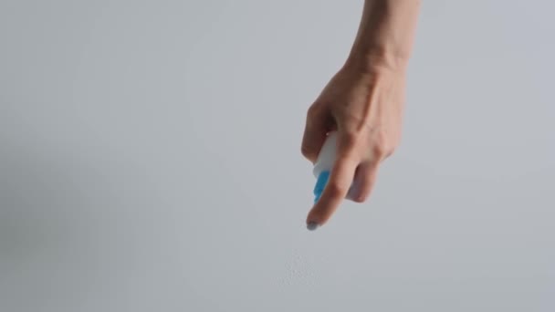 Концепция дезинфекции - женщина чистит белый стол влажной салфеткой - замедленное движение — стоковое видео