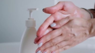 Yakın plan: kadın avuç içine antiseptik jel sıkıyor - dezenfeksiyon konsepti