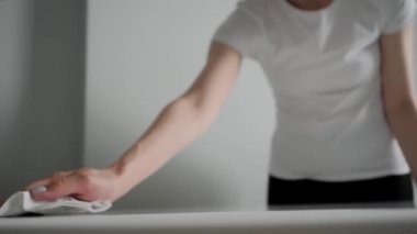 Ağır çekim: beyaz masayı ıslak mendille temizleyen kadın - dezenfeksiyon konsepti