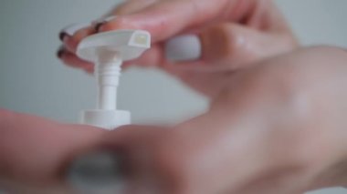 Dezenfeksiyon konsepti: Kadın avuç içine antiseptik jel sıkıyor - yakın çekim