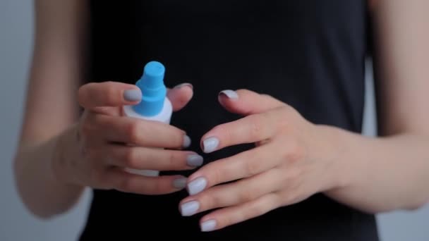 Slow motion: vrouw spuiten antiseptisch op handen - close-up - spray desinfectie — Stockvideo