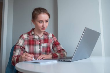 Karantina sırasında dizüstü bilgisayar kullanan bir kadın. Kendini izole etme.