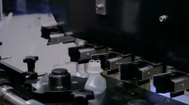 Eczacılık üretim hattı - boş plastik şişeli taşıyıcı sistem