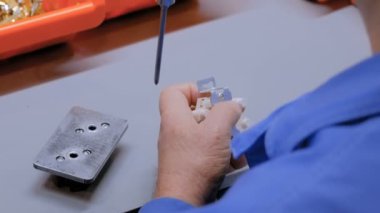 Elektrik soketi el yapımı üretim süreci