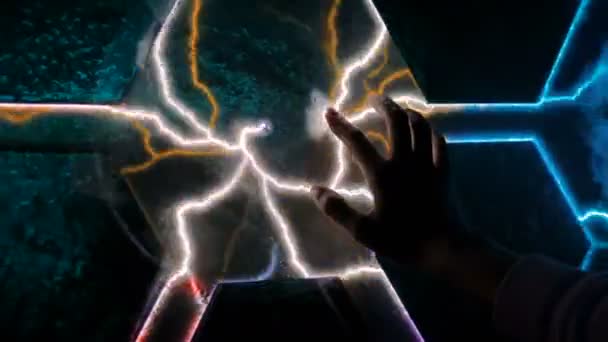 Femme utilisant l'exposition interactive à écran tactile dans le musée des sciences .