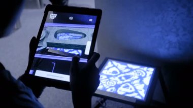 Mimari artırılmış gerçeklik uygulaması ile dijital tablet kullanan kadın