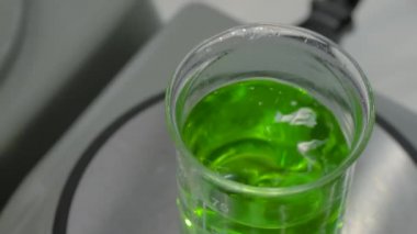 Sıvı laboratuvar ekipmanlarını karıştırmak için hareket çubuğu taşıyan manyetik karıştırıcı