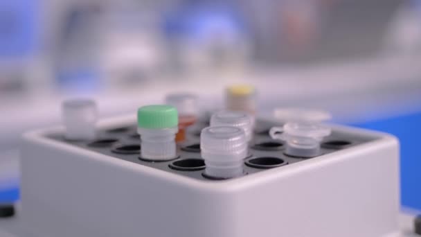 Agitador de placa para misturar amostras biológicas em frascos para injetáveis na fábrica, exposição — Vídeo de Stock
