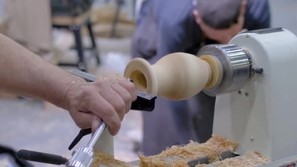 Movimento lento, close-up: carpinteiro usando cinzel para moldar pedaço de madeira no torno — Vídeo de Stock