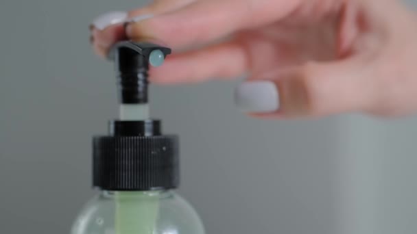 Slow motion: vrouw duwen dispenser, knijpen antiseptische gel - close-up — Stockvideo