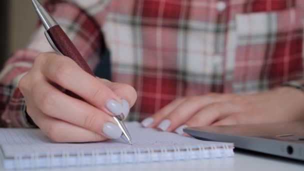 Close up: vrouw maakt aantekeningen tijdens quarantaine thuis - zelfisolatie — Stockvideo