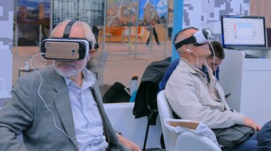 Yaşlılar sanal gerçeklik kulaklığı kullanıyor.