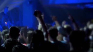 Yavaş çekim: insanlar rock konserinde sahnenin önünde parti yapan kalabalıklar