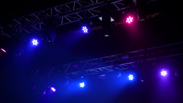 Színes fényes koncert világítás berendezések színpadon a nightclub — Stock videók