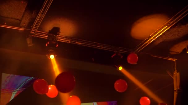 Equipo de iluminación de concierto naranja brillante colorido para el escenario en la discoteca — Vídeo de stock