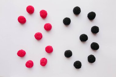 Rakamı üç siyah ve kırmızı beyaz bir backgro bulunmakta