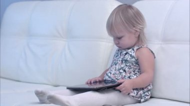 Bebek evde dijital tablet kullanma