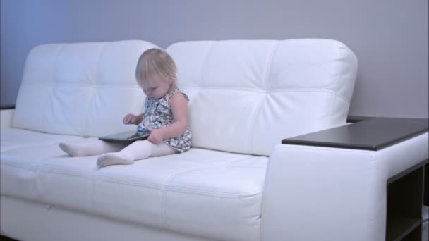 Baby spielt zu Hause mit Tablet — Stockvideo