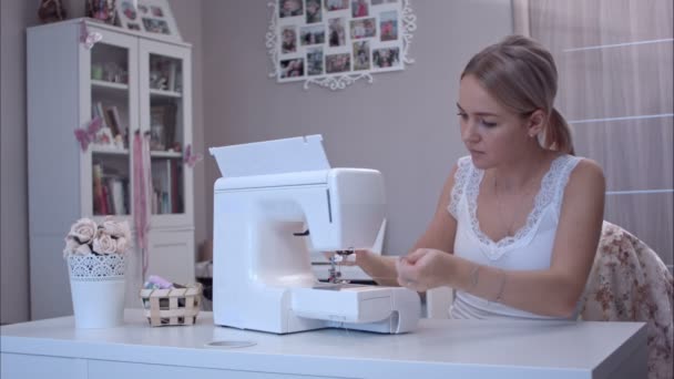 Jovem mulher trabalhando na máquina de costura — Vídeo de Stock