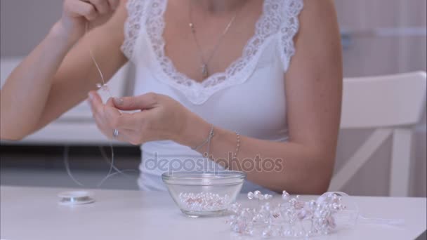 Mujer joven haciendo joyas hechas a mano — Vídeo de stock