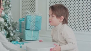 Mutlu oğul annesiyle bir hediye açılış