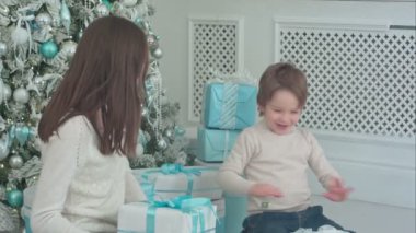 Noel hediyesi ile uğraşırken şirin küçük oğluyla mutlu genç anne