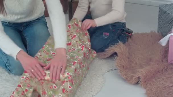 Μητέρα και τον μικρό γιο της τυλίγοντας επάνω χριστουγεννιάτικα δώρα στο σπίτι — Αρχείο Βίντεο