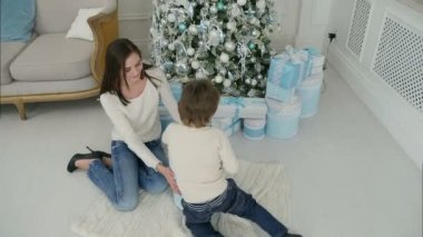 Mutlu oğul annesiyle bir hediye açılış