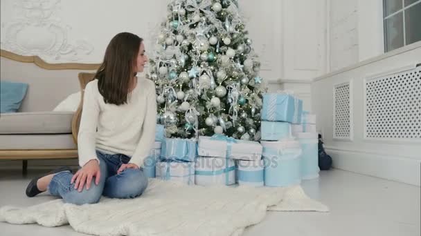 그의 어머니와 함께 풀 다에 크리스마스 선물을 선택 하는 행복 한 아들 — 비디오