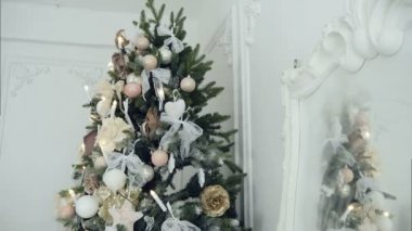 Güzel dekore edilmiş Noel ağacı ile sunar ve altında mumlar