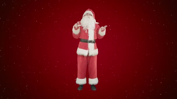 Santa Claus bebiendo té o café caliente y desea Feliz Navidad sobre fondo rojo con nieve . — Vídeos de Stock