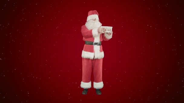 Szczęśliwy Santa Claus, niosąc dary na czerwonym tle z śniegu — Wideo stockowe