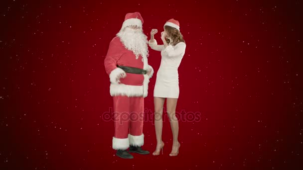 Mulher de Natal com Papai Noel dançando no fundo vermelho com neve — Vídeo de Stock