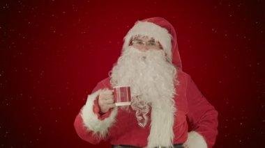 Santa içecekler kar kırmızı zemin üzerine kırmızı bir fincan