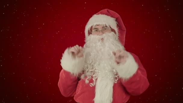 Feliz dança Papai Noel no fundo vermelho com neve — Vídeo de Stock