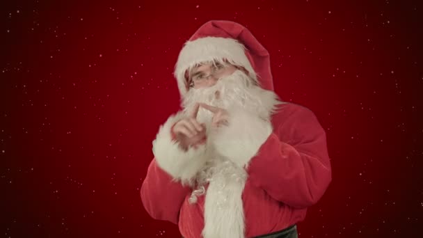 Weihnachtsmann tanzt im Kostüm auf rotem Hintergrund mit Schnee — Stockvideo