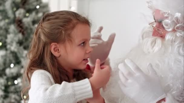 Kis lány mutatja a Mikulás egy varázslat fogás Eltűnő ujjal — Stock videók