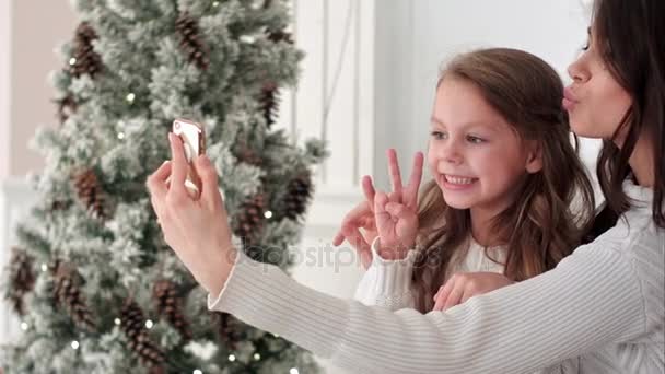 Glückliche Mutter und Tochter mit lustigen Weihnachtsselfies zu Hause — Stockvideo