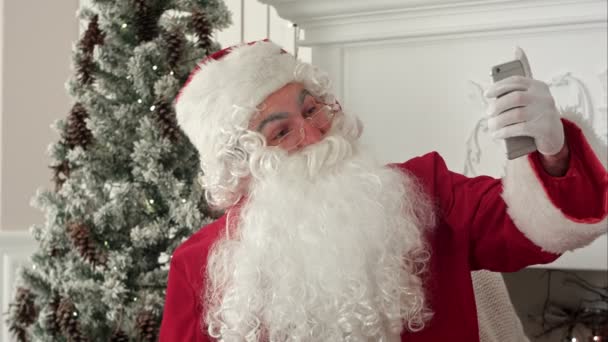 Санта-Клаус с помощью мобильного телефона делает рождественские селфи — стоковое видео
