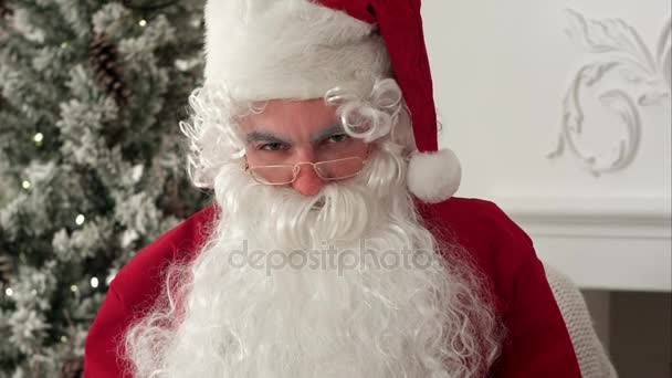 Santa Claus posando para la foto y dándose cuenta de que está siendo filmado — Vídeos de Stock