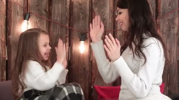 Feliz madre e hija jugando a aplaudir en la víspera de Navidad — Vídeo de stock